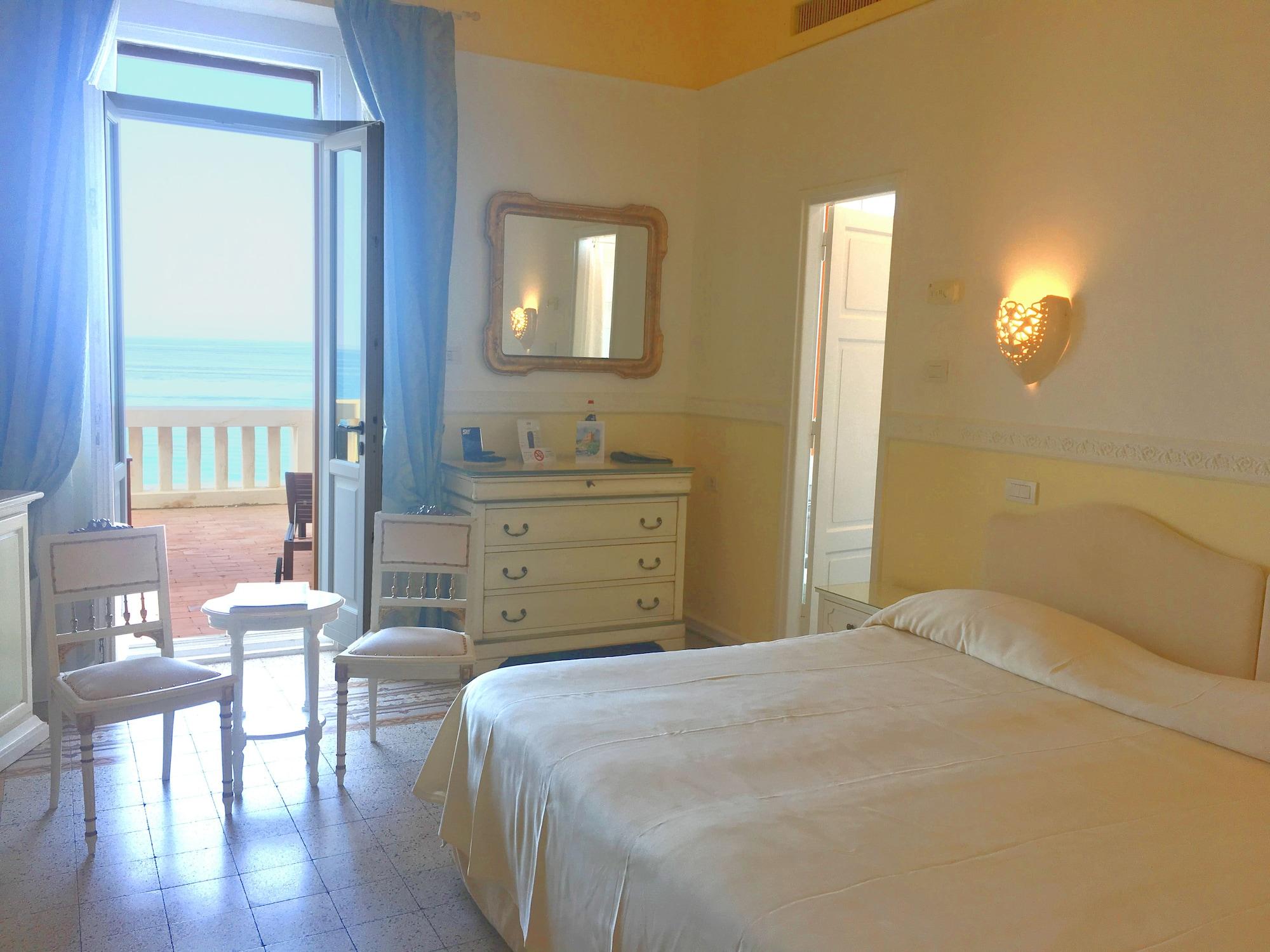 Hotel Tronas & 5*