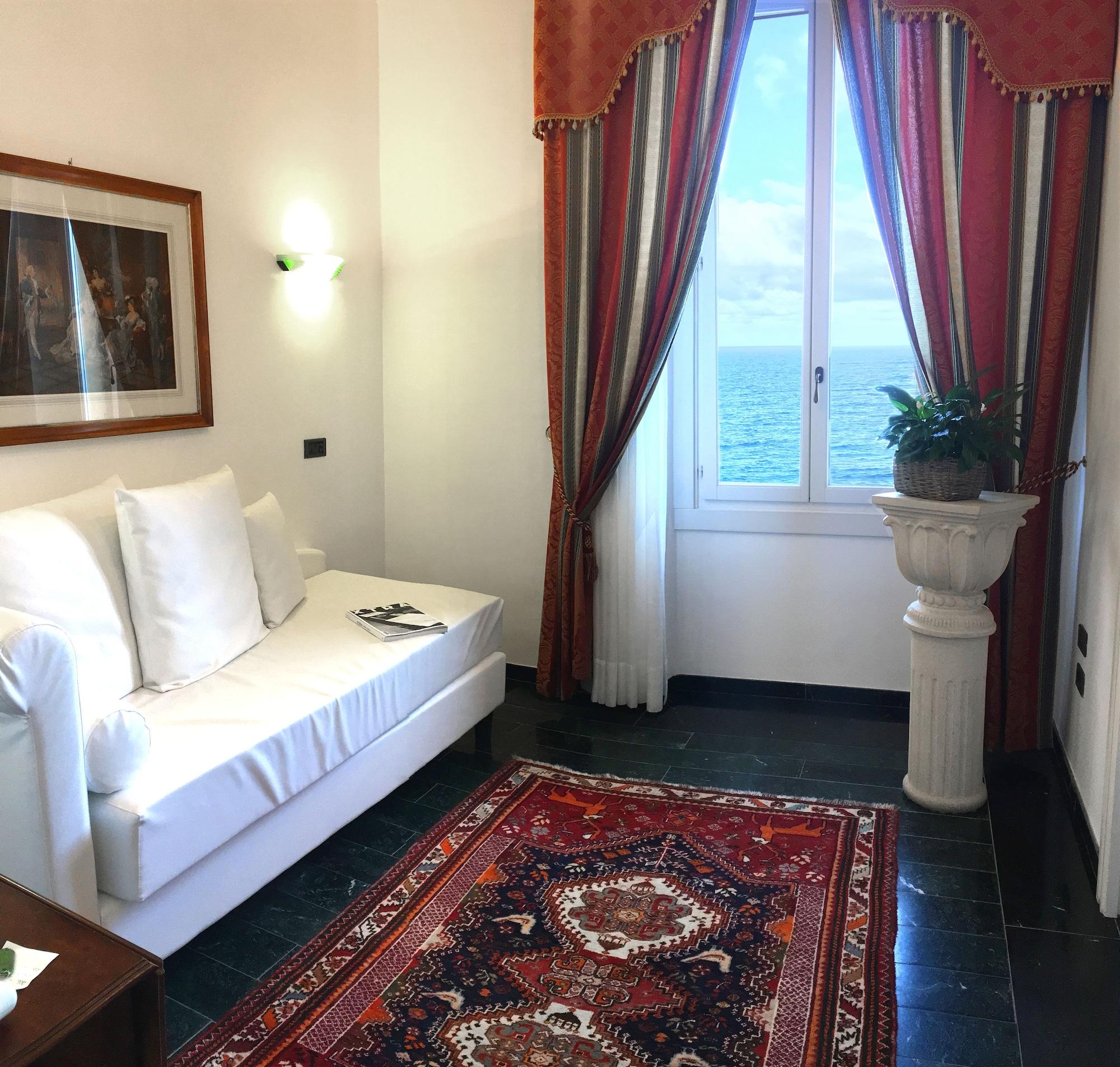 Tronas & Hotel