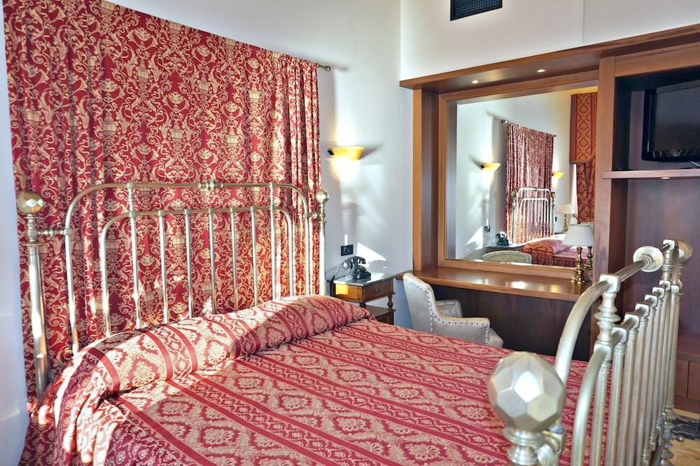 Hotel Tronas & 5*