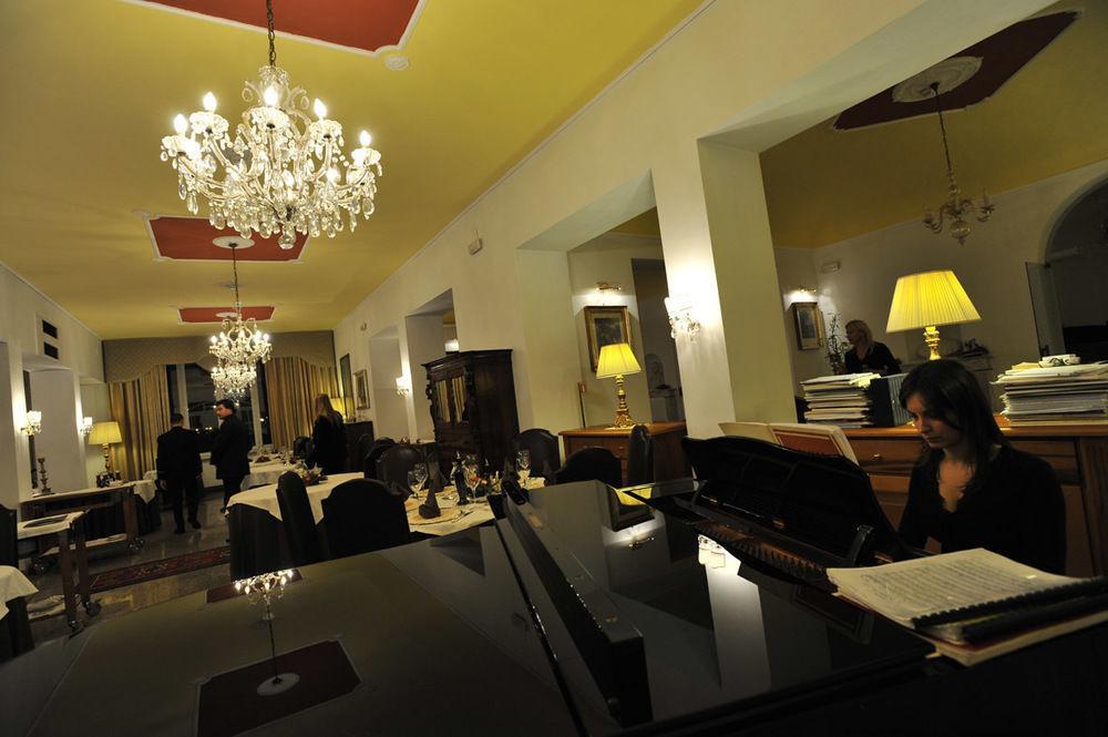 Tronas & Hotel