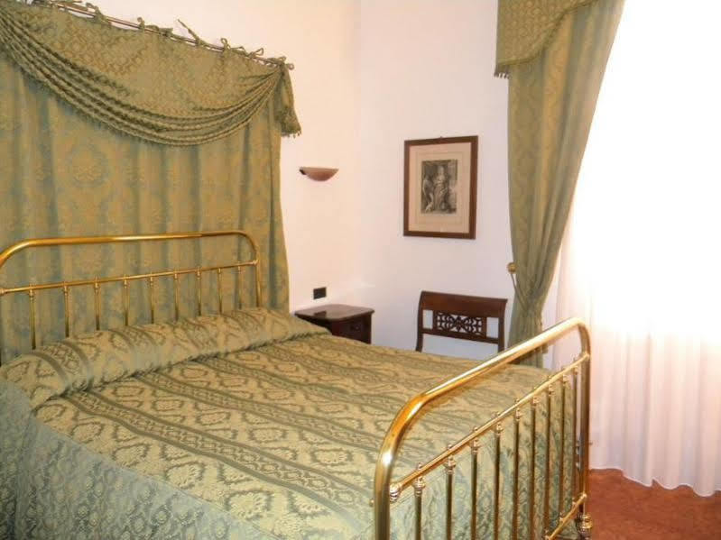 Tronas & Hotel 5*