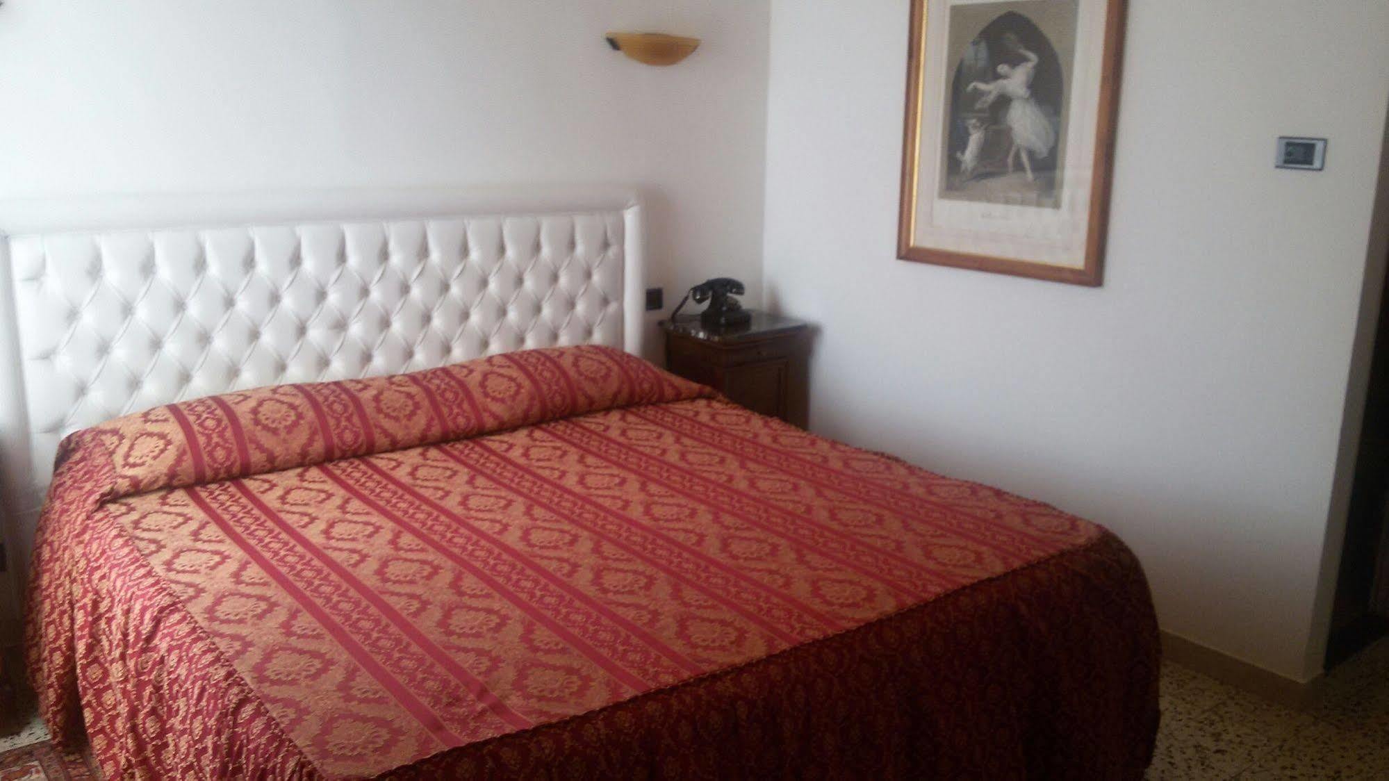Tronas & Hotel 5*